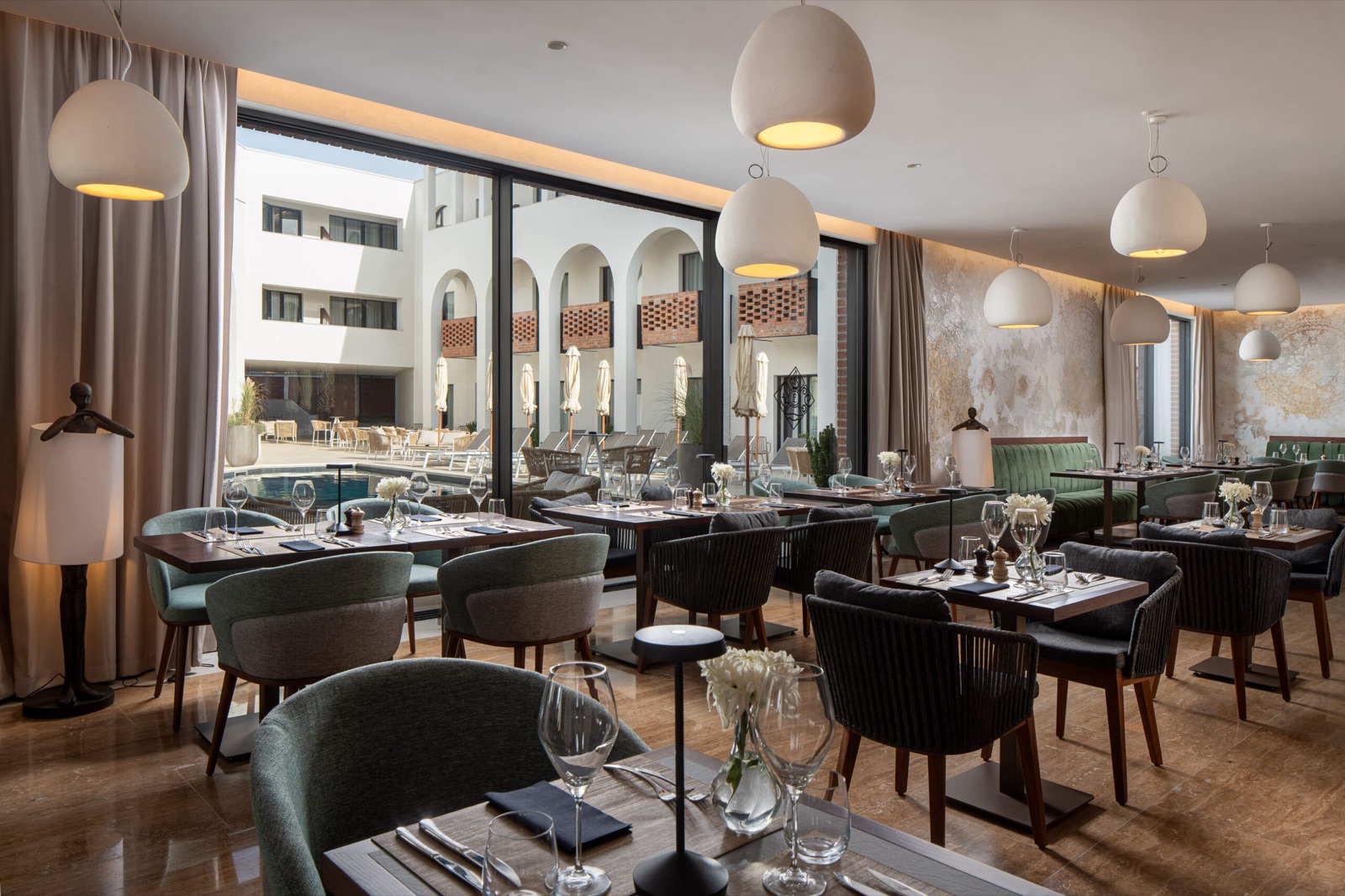 The Elements restaurant and pool at Mercure Conacul Cozieni