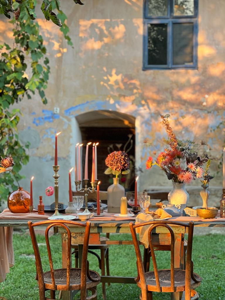 An outdoor dinner at a manor garden, set by the Paloma team